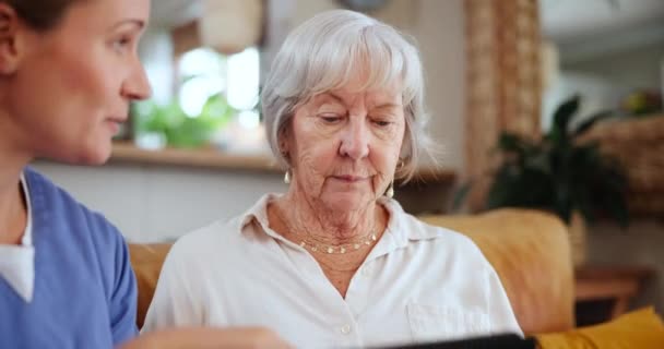 Zdravotní Tablet Zdravotní Sestra Plánování Starou Ženou Pohovce Salonku Domova — Stock video