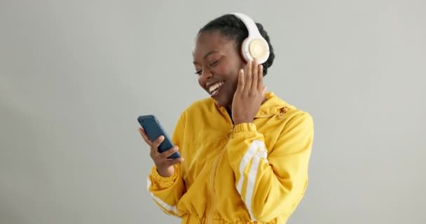 Μαύρη Γυναίκα Ακουστικά Και Smartphone Για Μουσική Χορό Στο Στούντιο — Αρχείο Βίντεο