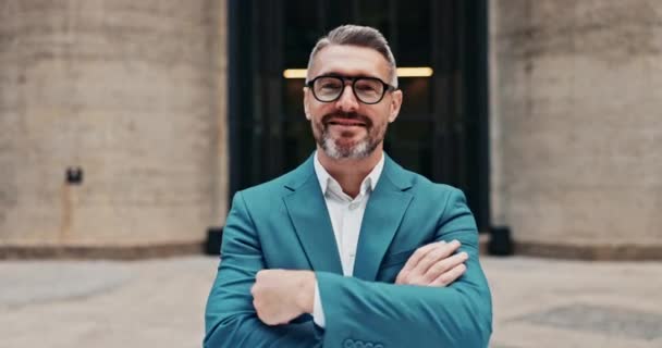 Biznesmen Portret Ramiona Skrzyżowane Uśmiechem Dla Dumy Pewności Siebie Motywacji — Wideo stockowe