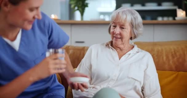 Donna Anziana Infermiera Con Medicina Supporto Assistenza Sanitaria Pensione Paziente — Video Stock