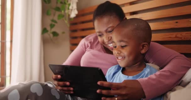 连接和母亲与男孩 平板电脑和打字与在线视频或数字应用 黑人家庭或有儿子或有技术孩子的妈妈 或有儿童发展或电子书的社交媒体 — 图库视频影像