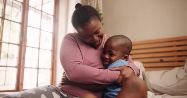Amor Abraço Mãe Com Menino Família Negra Casa Com Felicidade — Vídeo de Stock