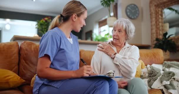 Cuidados Saúde Seguro Enfermeira Conversando Com Mulher Idosa Sofá Sala — Vídeo de Stock