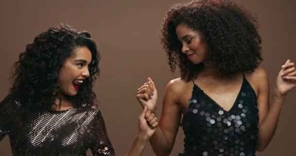 Mujer Emocionada Amigos Bailando Con Moda Para Fiesta Maquillaje Cosméticos — Vídeos de Stock