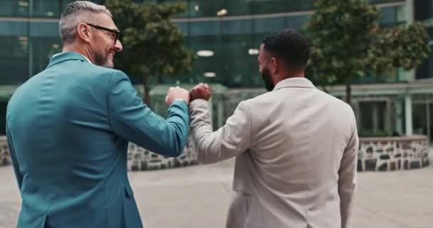 ビジネスマン フィストバンプ 企業都市またはプロのチームワーク または達成 目標または取引を祝う ニューヨークのダウンタウンビルで男性 手のジェスチャー — ストック動画