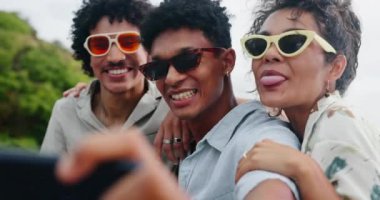 Arkadaşlar, güneş gözlükleri ve açık hava fotoğrafçılığı için gülümseyen grup selfie modadan ve emoji suratlı sosyal medyadan. Heyecanlı, Gen Z ya da havalı aksesuarlı ve şehirdeki profil resimli insanlar..