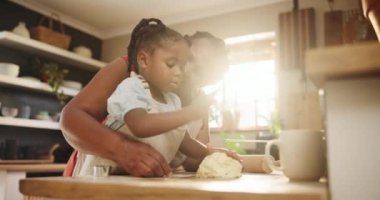 Çocuk, öğrenme ve pişirme evde siyah anne ile mutfak ve mutlu bir sabah hamur ile birlikte. Afrikalı, anne ve çocuk evde kurabiye, tatlı ya da ekmek pişirmeye yardım ediyor..