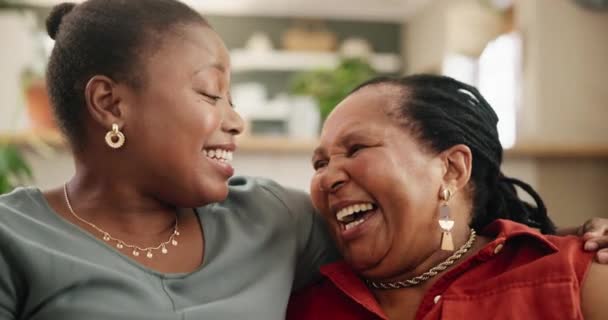 ブラックファミリー シニアマザーと娘がソファーで 愛と家で会話と絆を築いています アパート ユーモアの女性 サポートで笑い 週末休憩で陽気 — ストック動画