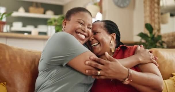 Sofá Abraço Rosto Mãe Sênior Com Mulher Para Relacionamento Amoroso — Vídeo de Stock