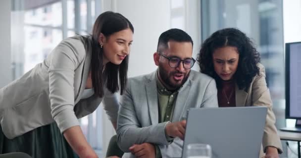 Aufgeregt Geschäftsleute Und High Five Mit Laptop Für Erfolg Teamwork — Stockvideo