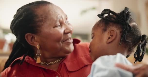 孩子和额头亲吻是为了在家中得到照顾 在客厅里得到爱 感情或支持 黑人家庭 孙子孙女和奶奶在沙发上 周末快乐 舒适和微笑在休息厅 — 图库视频影像