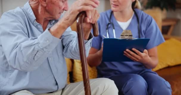 在养老院的沙发上与老年人交谈的医疗保健 检查清单或护士 以获得咨询或结果 与老年病人谈话的医疗 人寿保险或护理人员 并参加诊断评估考试 — 图库视频影像