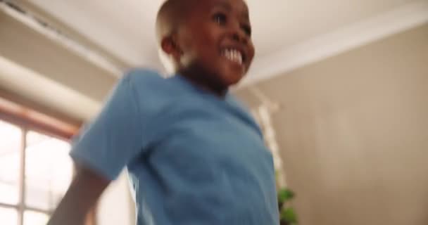 Hogar Saltando Excitado Con Chico Negro Energía Felicidad Con Fin — Vídeos de Stock