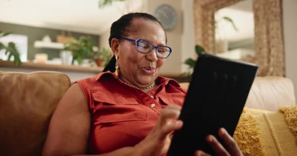 Tablet Suchmaschine Und Ältere Schwarze Frau Auf Einem Sofa Mit — Stockvideo