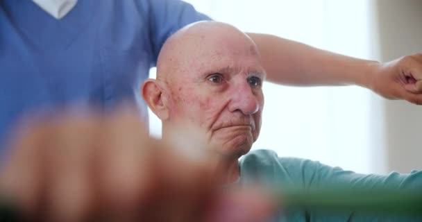 Homem Idoso Fisioterapia Banda Resistência Para Saúde Bem Estar Reabilitação — Vídeo de Stock