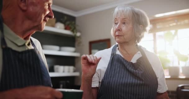 年长的夫妇 在厨房边喝咖啡边聊天 帮助厨师在退休后做早餐或早午餐 老年人 男人和女人一起在家里谈论早晨或喝酒 — 图库视频影像