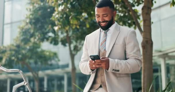 Gelukkig Zakenman Typen Met Telefoon Stad Voor Communicatie Sociale Media — Stockvideo
