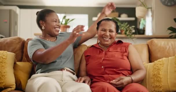Sofa Knuffel Senior Moeder Met Vrouw Voor Liefdevolle Relatie Hechting — Stockvideo