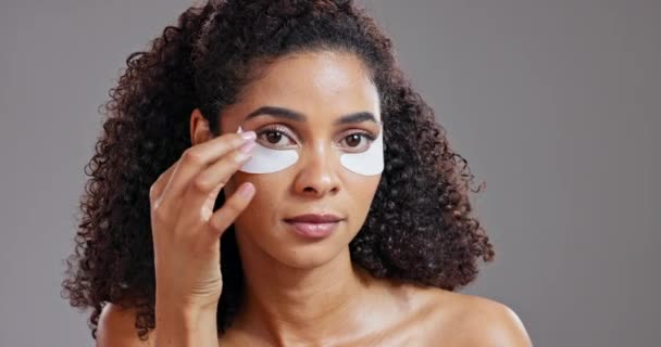Обличчя Краса Маска Очей Жінкою Студії Сірому Фоні Старіння Косметики — стокове відео