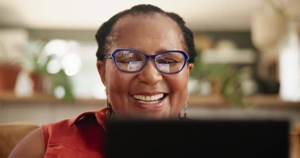 Glasses Tablet Senior Black Woman Sofa Reading Ebook Social Media — Stock Video