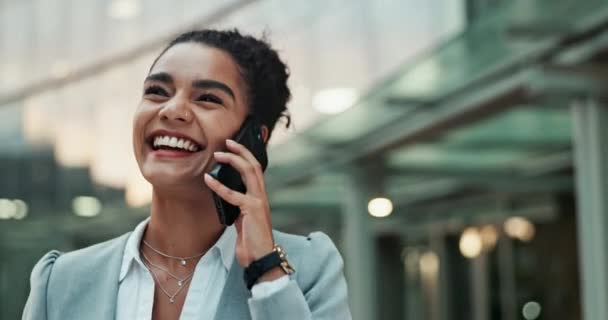 Telefonní Hovor Chůze Obchodní Žena Městě Pro Komunikaci Konverzaci Kontakt — Stock video