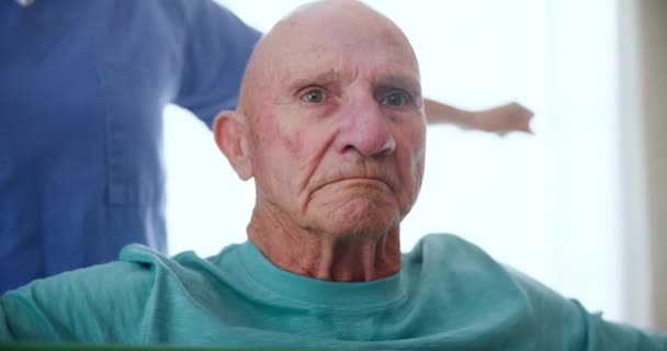 Старший Мужчина Физиотерапия Растяжка Полосы Здоровья Здоровья Реабилитации Домашних Условиях — стоковое видео