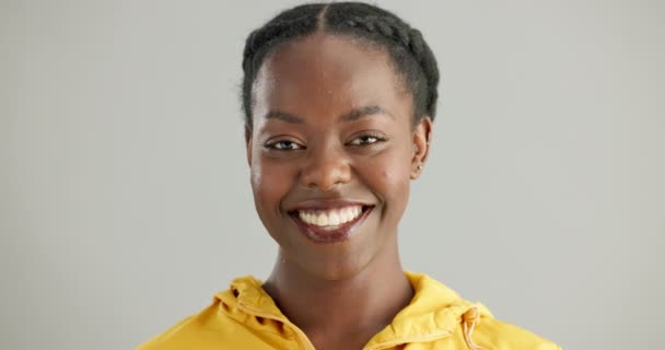 Rostro Sonrisa Confianza Con Mujer Negra Estudio Sobre Fondo Blanco — Vídeo de stock