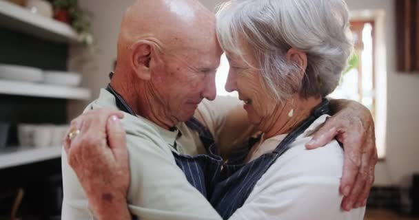 シニア カップル 愛とキッチンで抱擁 サポートとケア 結婚と退職 高齢者 女性は幸せと一緒に自宅で料理するための優しさや感謝を抱いています — ストック動画