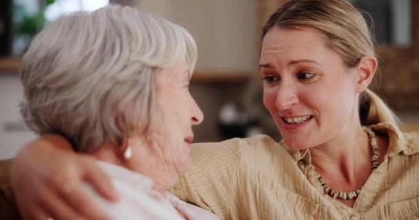 与年长的母亲和女儿在沙发上嬉笑或拥抱在客厅里亲热 母亲节 和父母一起在退休公寓里笑或笑 放松心情 — 图库视频影像