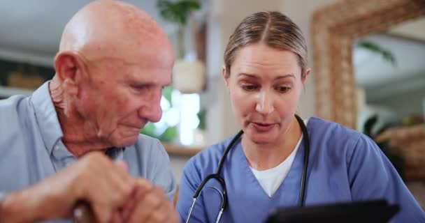 Nieuws Tablet Verzorger Gesprek Met Oude Man Bank Het Verpleeghuis — Stockvideo