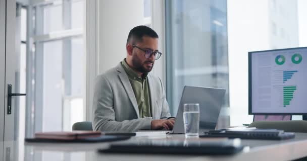 Sorria Homem Negócios Digitação Laptop Escritório Para Dados Projeto Planejamento — Vídeo de Stock