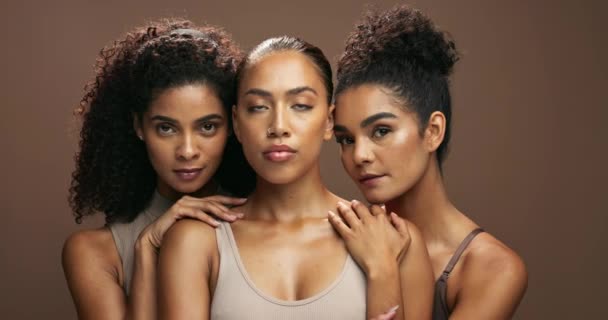 Face Женщины Вместе Студии Макияжем Естественной Красоты Skincare Разнообразием Поддержки — стоковое видео