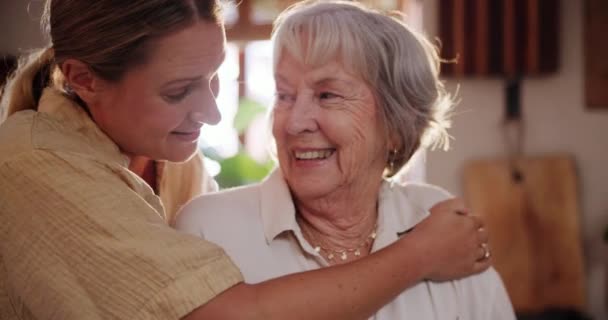 在家里的厨房里与年长的母亲和女儿亲热或拥抱家人 在母亲节与父母和妇女一起在退休公寓里欢笑 快乐或拥抱 — 图库视频影像