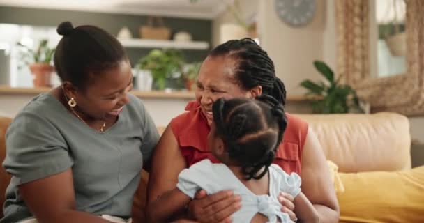 Szczęśliwy Miłość Dziecko Babcią Matką Kanapie Śmiejąc Się Bawiąc Łącząc — Wideo stockowe