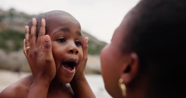 Fils Enfant Mère Avec Affection Sur Plage Pour Coller Jouer — Video