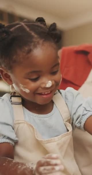 Kız Çocuk Anne Evde Mutfak Tezgahında Öğrenim Yardım Destek Için — Stok video