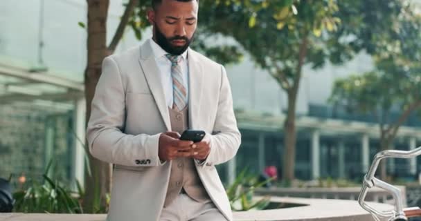 Şehirdeki Adamı Telefon Mesajlaşma Kaldırımda Iletişim Sohbet Posta Bildirimi Letişim — Stok video