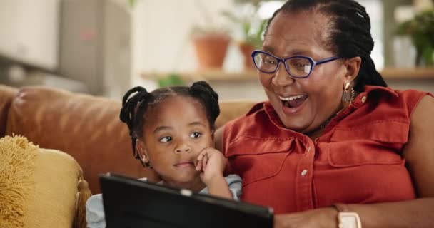 Láska Tablet Babička Objímají Dítě Pohovce Filmem Streamování Nebo Netflix — Stock video