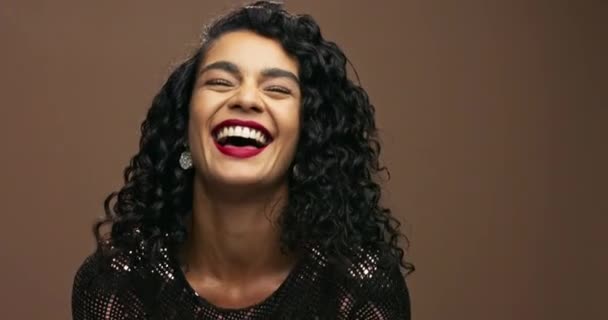 Gezicht Haar Mode Met Vrouw Lachen Make Glinsterende Jurk Cosmetica — Stockvideo