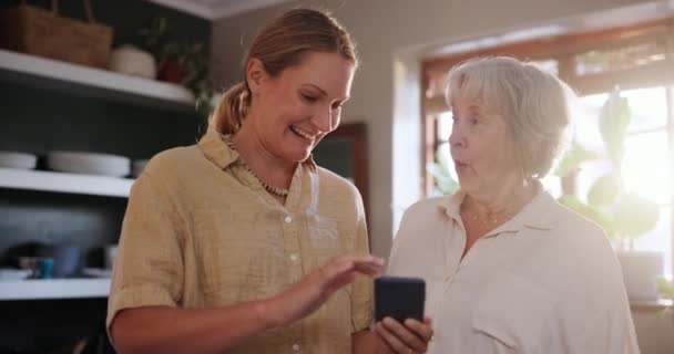 Teléfono Conversación Mujer Con Mamá Mayor Ayudando Las Redes Sociales — Vídeos de Stock
