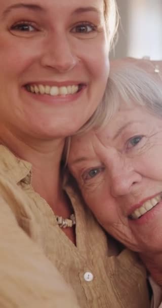 Mulher Feliz Abraço Rosto Mãe Sênior Casa Para Relaxar Com — Vídeo de Stock