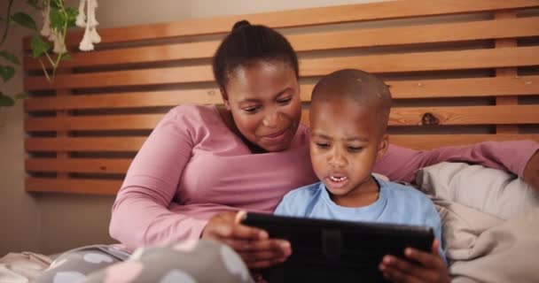 Υπνοδωμάτιο Χαλαρώστε Και Μητέρα Γιο Tablet Και Πληκτρολόγηση Ζωντανή Ροή — Αρχείο Βίντεο