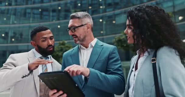 Glade Forretningsfolk Møde Med Tablet Byen Planlægning Projekt Eller Samarbejde – Stock-video