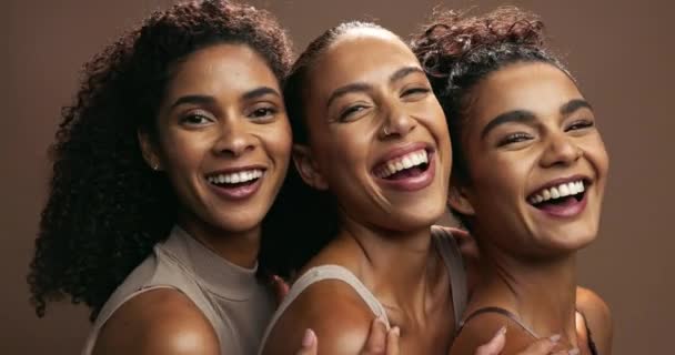 Wajah Wanita Dan Kelompok Dengan Skincare Senyum Dan Dermatologi Pada — Stok Video