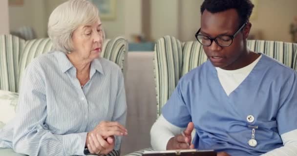 Verzorger Oudere Vrouw Tablet Huis Pensionering Technologie Voor Online Gezondheidszorg — Stockvideo