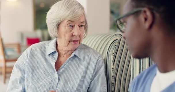 Krankenschwester Ältere Frau Oder Beratung Hause Ruhestand Oder Diskussion Über — Stockvideo
