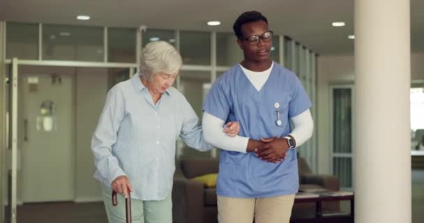 Ancianos Mujeres Enfermeras Con Ayuda Para Caminar Palo Con Conversación — Vídeos de Stock