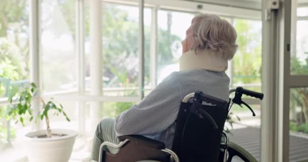 Seniorin Rollstuhlfahrer Und Mit Traum Fenster Für Ehrgeiz Gedächtnis Oder — Stockvideo