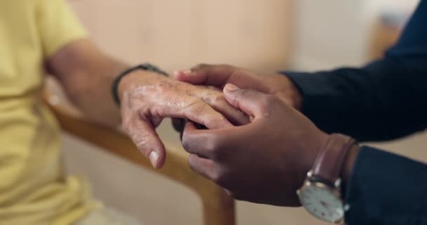 Médecin Personnes Âgées Les Mains Avec Consultation Dans Les Soins — Video