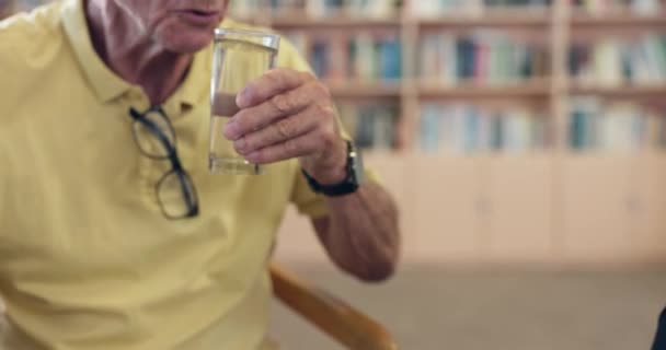 Saudável Mão Homem Velho Água Potável Para Bem Estar Hidratação — Vídeo de Stock